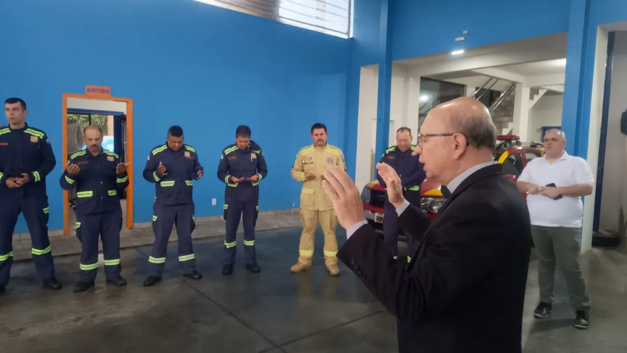 Dom Amilton visita Brigada Comunitária de Pinhão e abençoa bombeiros e familiares
