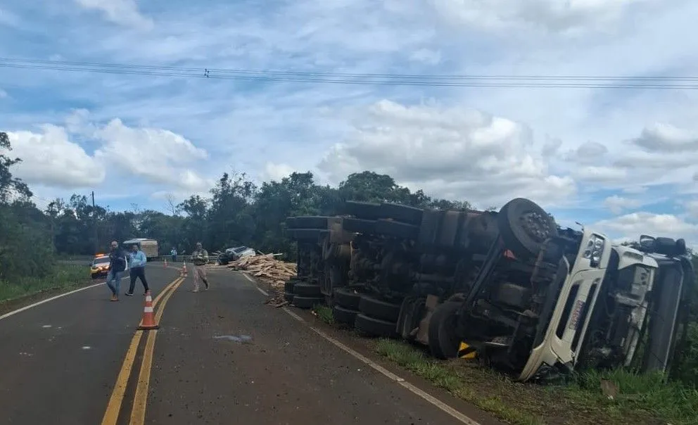 Colisão entre caminhão, micro-ônibus e carro deixa três passageiros feridos na PR-459
