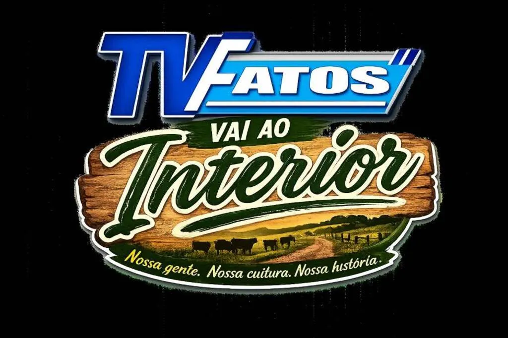 Logotipo do programa TV Fatos Vai ao Interior. A arte reúne o logo da TV Fatos sobre uma placa de madeira com a inscrição "Vai ao Interior" em destaque. Ao fundo, há uma paisagem rural com estrada de terra, campo e gado ao pôr do sol. Na parte inferior aparece o slogan: "Nossa gente. Nossa cultura. Nossa história.", representando a proposta do programa de valorizar as comunidades rurais, suas tradições e a produção do interior