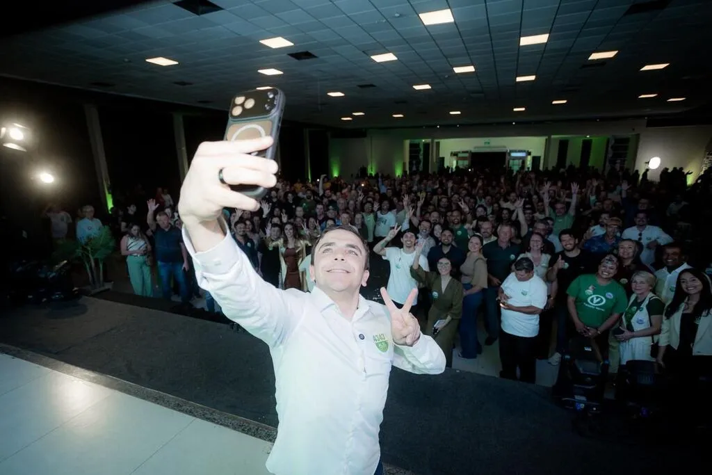 Aliel Machado tira uma selfie diante do público reunido no lançamento de sua candidatura à reeleição, em Ponta Grossa.