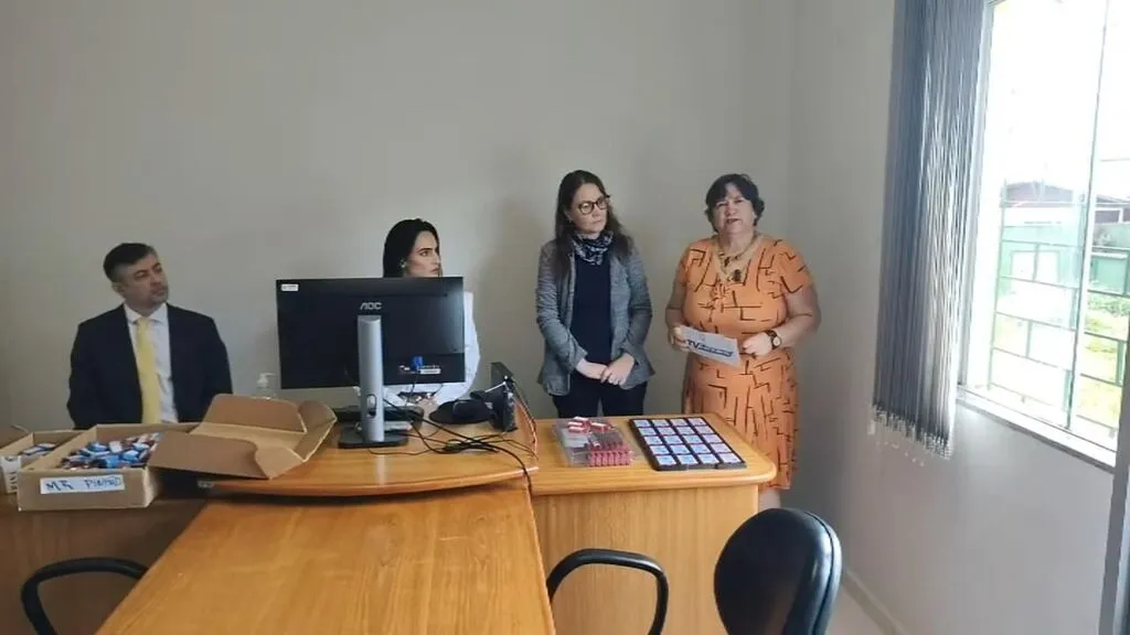 Registro da cerimônia pública de geração de mídias das Eleições 2026 no Fórum Eleitoral de Pinhão, com representantes da Justiça Eleitoral e equipe da TV Fatos acompanhando o procedimento.