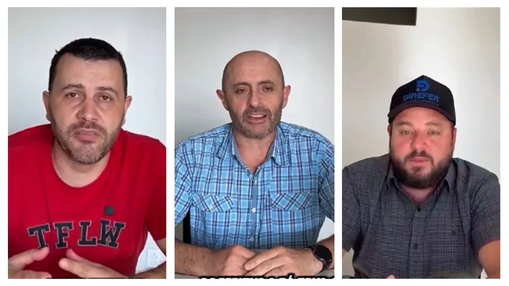 Montagem com três capturas do vídeo dos vereadores de Pinhão. À esquerda, um homem de camiseta vermelha; ao centro, um homem de camisa xadrez azul; à direita, um homem de boné preto e camisa cinza. Os três aparecem sentados, falando para a câmera.