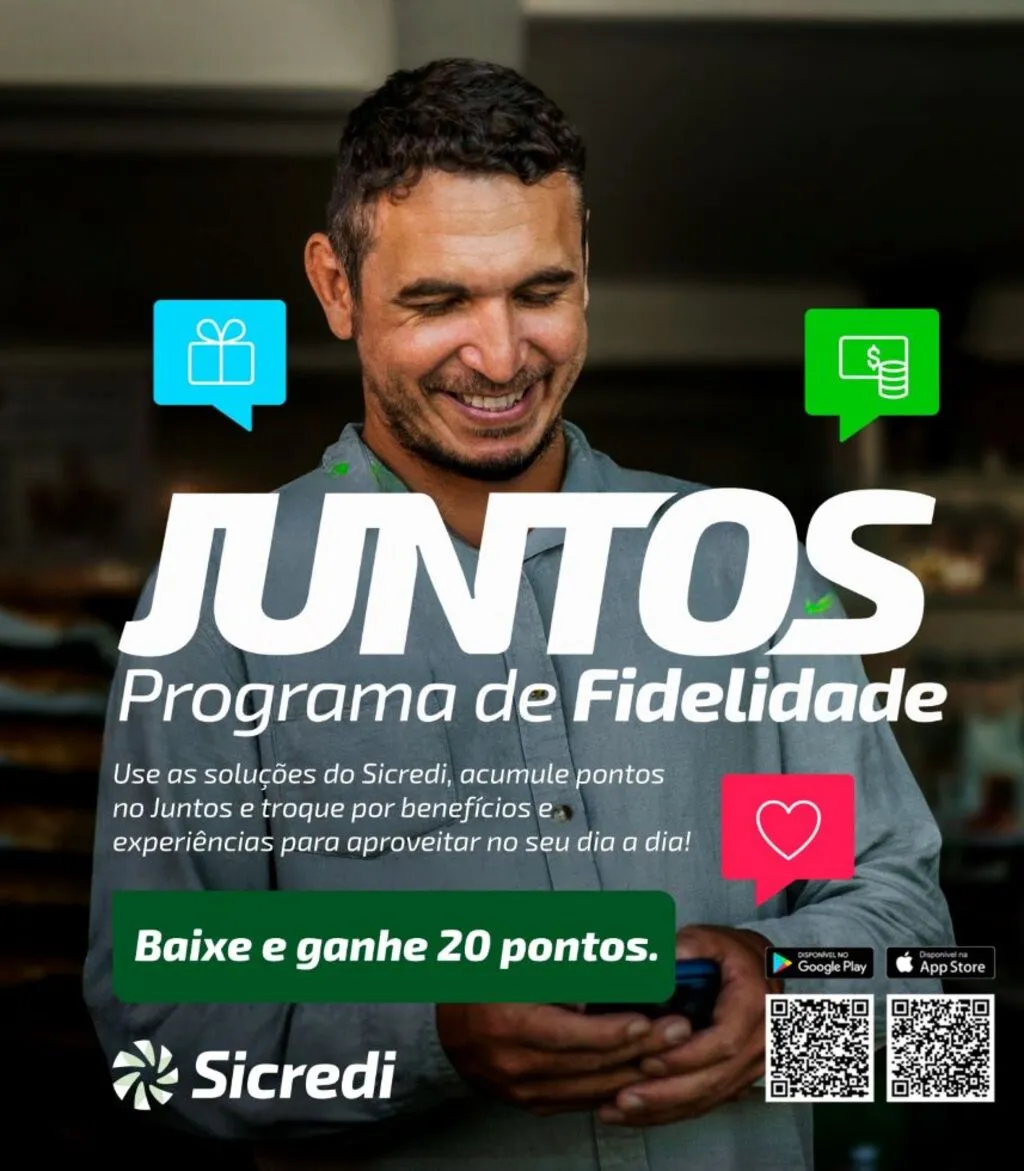 Peça de divulgação publicitária digital do programa de fidelidade "Juntos" do Sicredi. Ao fundo, um homem sorri enquanto olha para o telemóvel que segura nas mãos. Grafismos com o logótipo do programa, balões de diálogo com ícones de um presente, cifrão e coração decoram a imagem. No rodapé, encontram-se o logótipo do Sicredi, um botão verde com o texto "Baixe e ganhe 20 pontos." e dois códigos QR de acesso para plataformas de transferência de aplicações