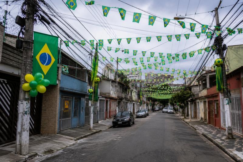 Jogos da Copa: Copel alerta que é proibido instalar enfeites em postes da rede de energia