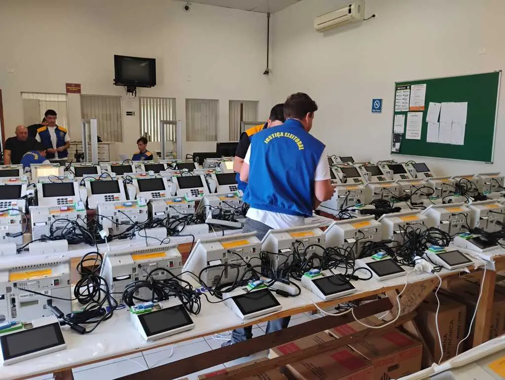 Urnas de Pinhão e Reserva do Iguaçu passam por carga e lacração para as eleições de 2026