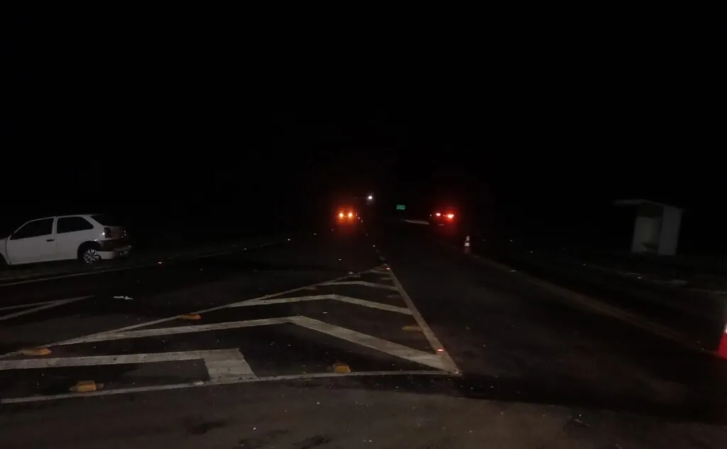 Veículos parados às margens da PR-170 durante atendimento noturno a uma colisão no trevo de acesso ao Distrito de Entre Rios, em Guarapuava.