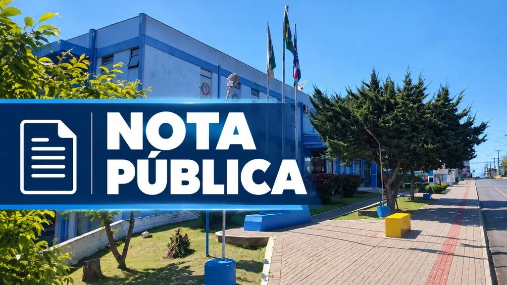 Fachada da Prefeitura Municipal de Pinhão, com bandeiras, árvores e calçada, sob céu azul. Sobre a fotografia, uma faixa azul apresenta um ícone de documento e o texto “Nota Pública” em letras brancas.