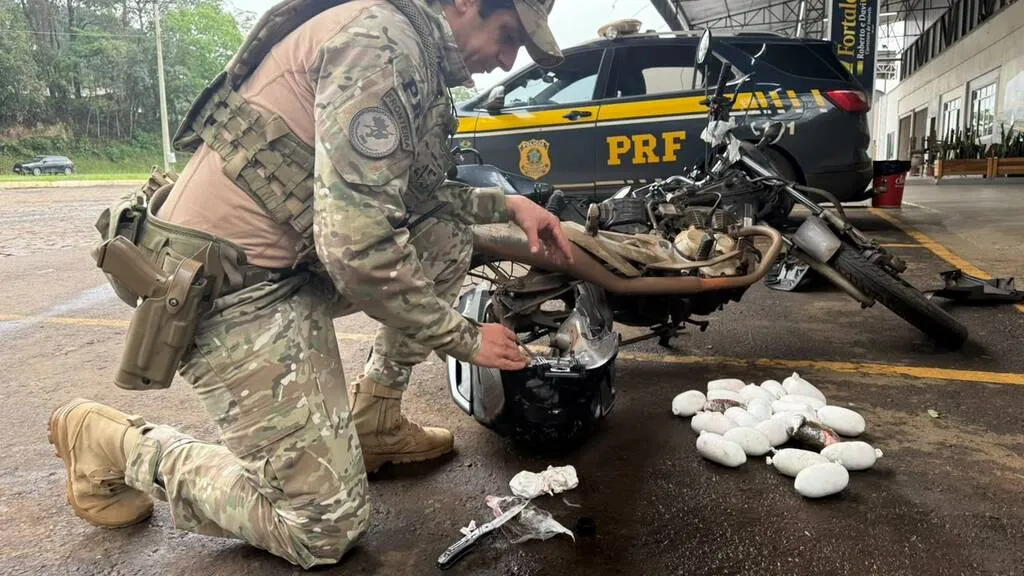 PRF apreende 5,55 kg de haxixe escondidos em tanque de motocicleta na BR-277