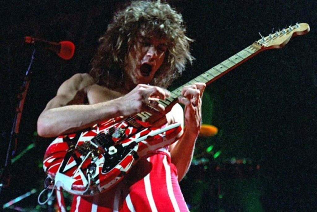 Eddie e sua famosa guitarra vermelha e branca.
