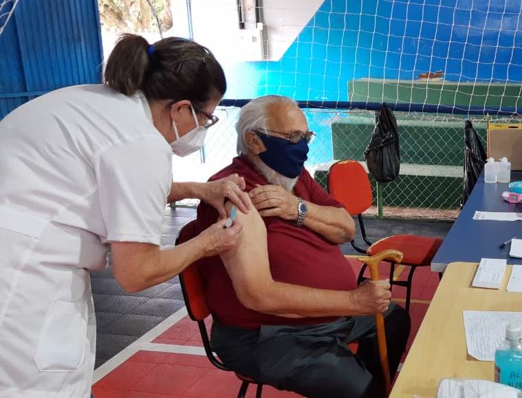 Naér Coelho tomando vacina