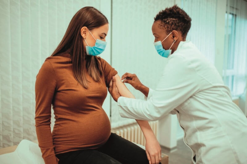 Mulher grávida sendo vacinada