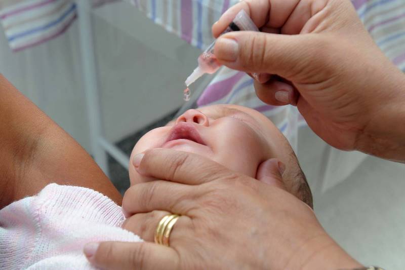 Bebê sendo vacinado